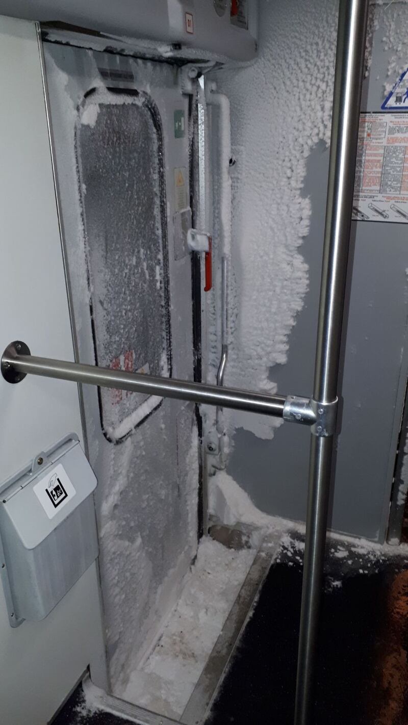 Neve e ghiaccio nei vagoni del treno regionale Orte-Roma 1