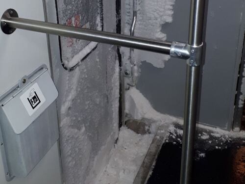 Neve e ghiaccio nei vagoni del treno regionale Orte-Roma