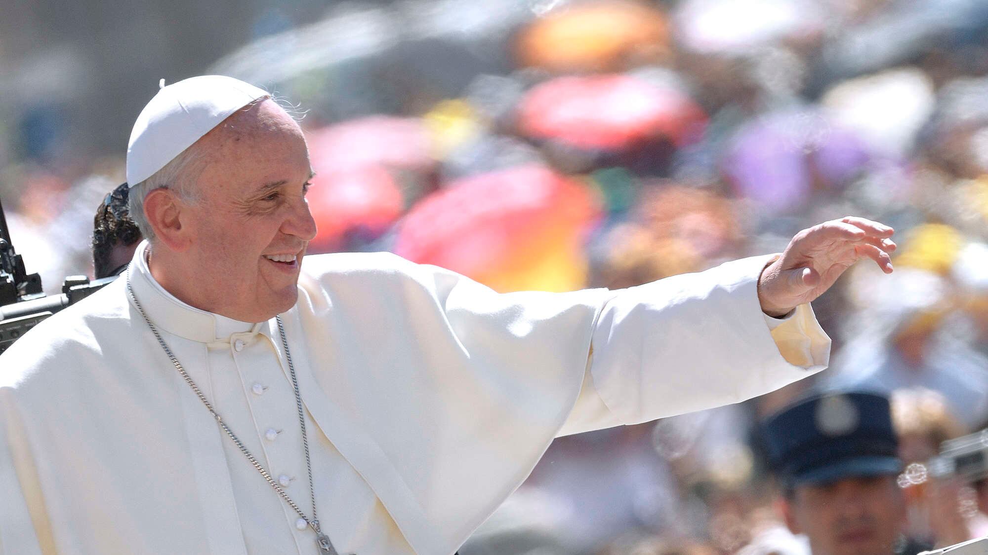 Il Papa fa pulizia con le carte segrete passate da Ratzinger