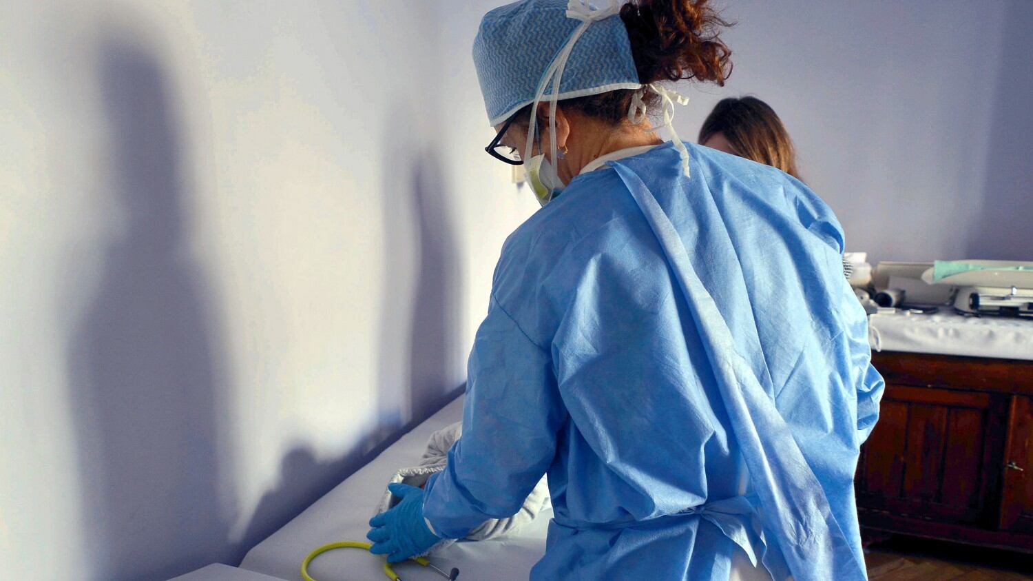 "Per medici, mamma era già morta: così l'ho salvata dal virus"