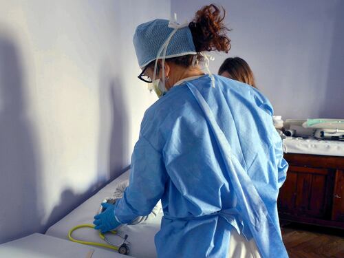"Per medici, mamma era già morta: così l'ho salvata dal virus"