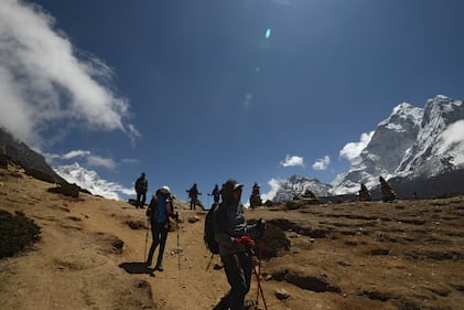 L'affollata strada che porta alla cima dell'Everest 10