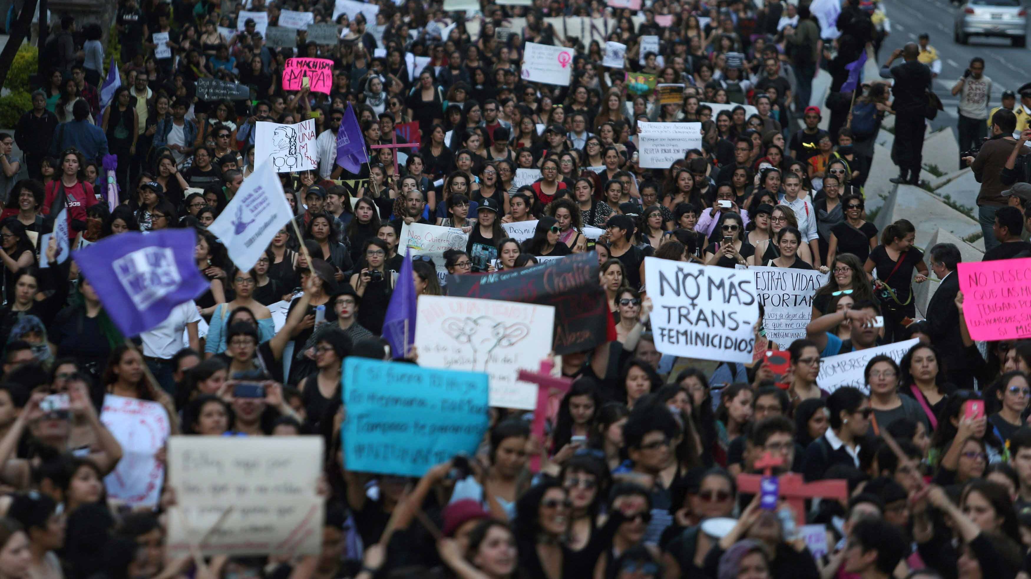 Le donne "fermano" l'Argentina. Sciopero rosa contro le violenze