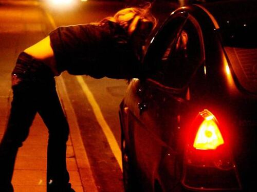 Si spaccia per vigile urbano per estorcere rapporti a una prostituta