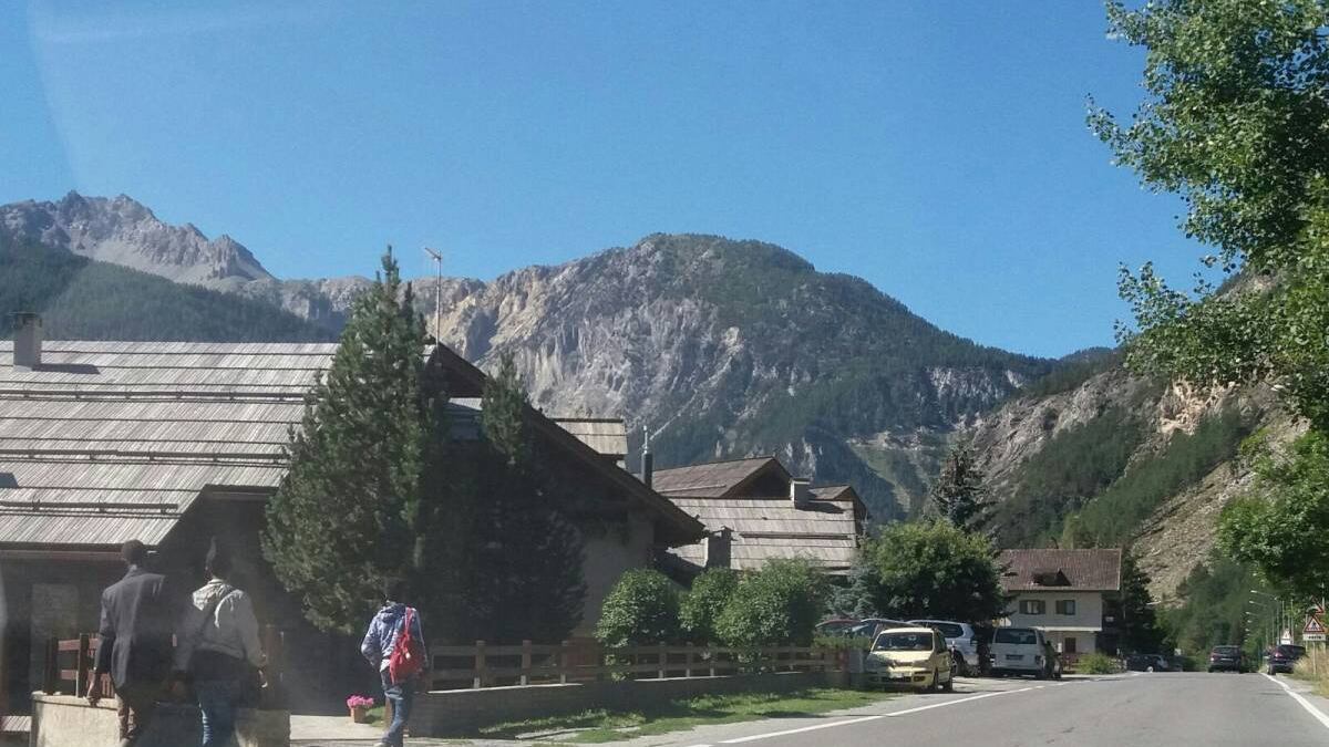 Si sdraia in mezzo alla strada e sfida la morte per l'elemosina: la follia del migrante
