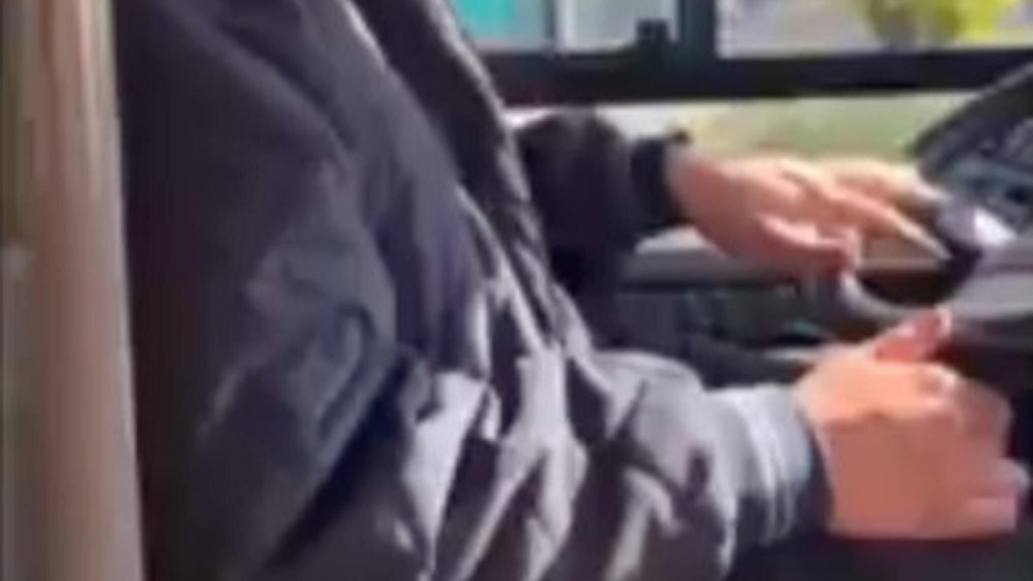 Guida il bus senza la patente, bufera sul papà (manager dell'azienda locale)