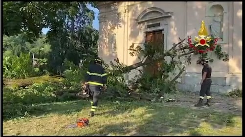 Albero cade davanti alla chiesa di San Pietro a Luino: 8 feriti, di cui 2 gravi 4