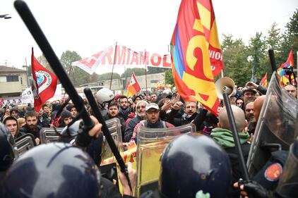 Scontri tra centri sociali e polizia al vertice Ue 10