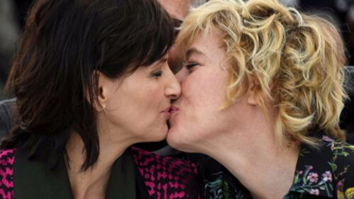 Bacio saffico al Festival di Cannes tra Valeria Bruni Tedesci e Juliette Binoche 11