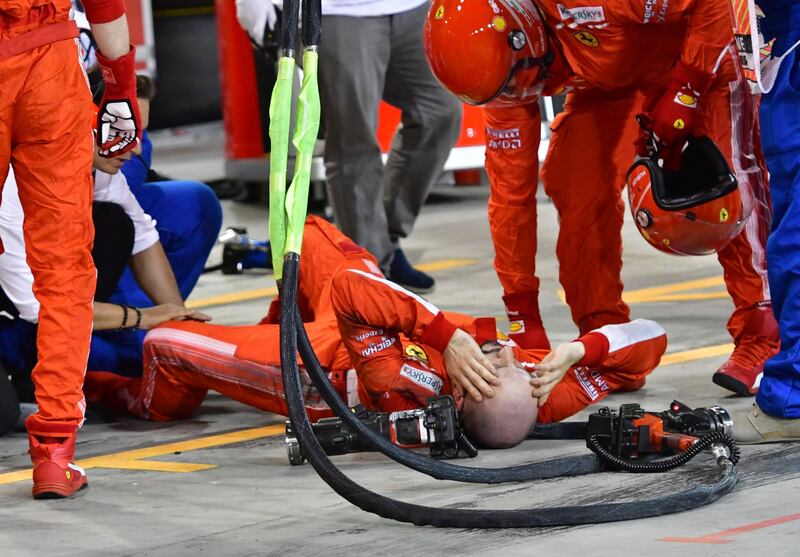Bahrain, Raikkonen investe un meccanico: le foto dell'incidente 1