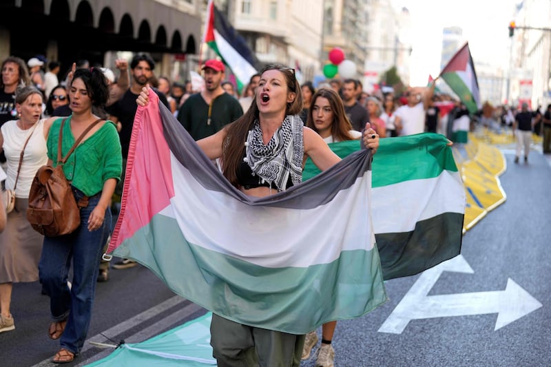 Proteste pro Palestina alla Vuelta, tensioni e cariche: ecco le immagini degli scontri di Madrid 17