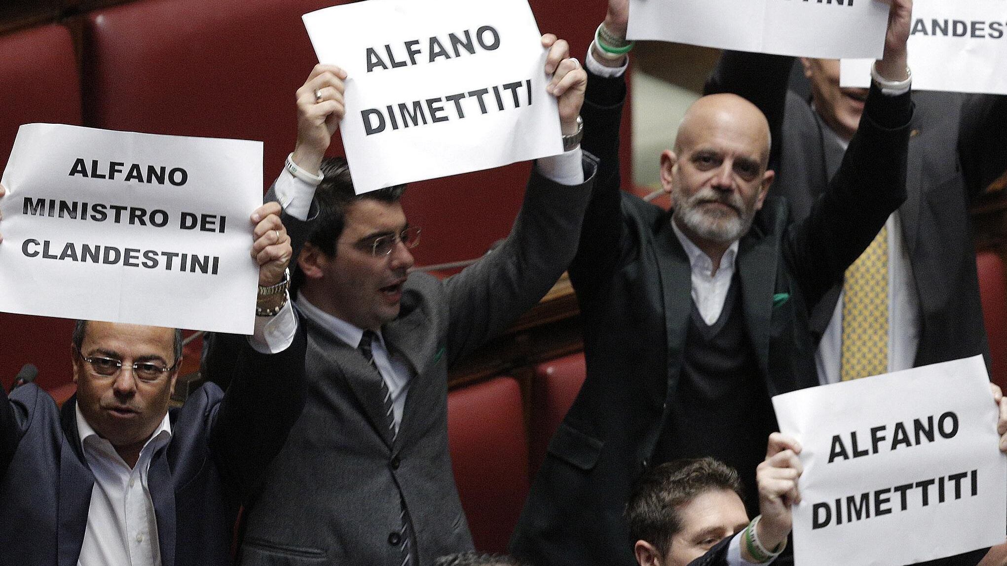 La Lega espelle Alfano: «Ministro dei clandestini»