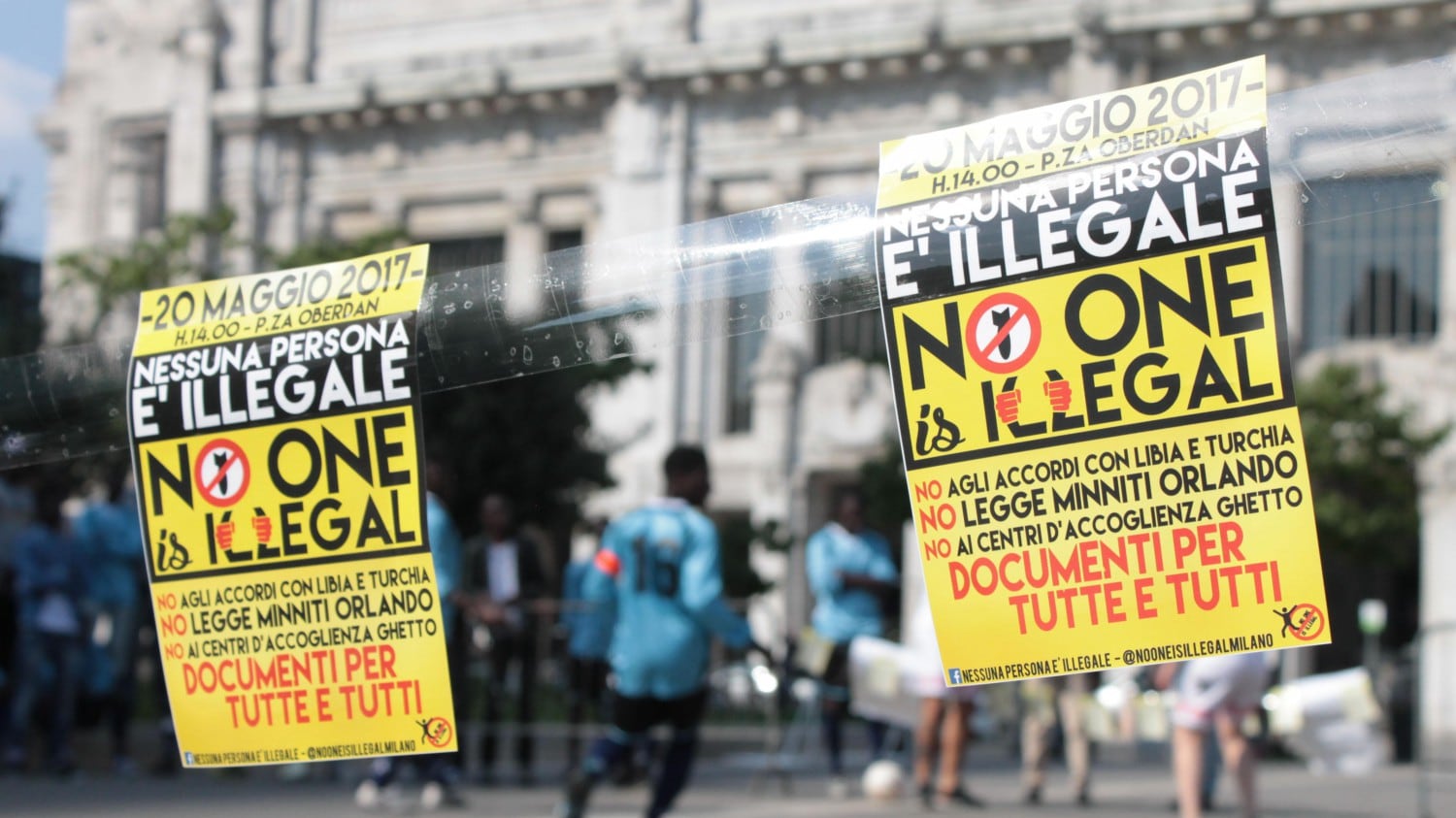 Milano, via alla marcia buonista E la sinistra sfila con i migranti