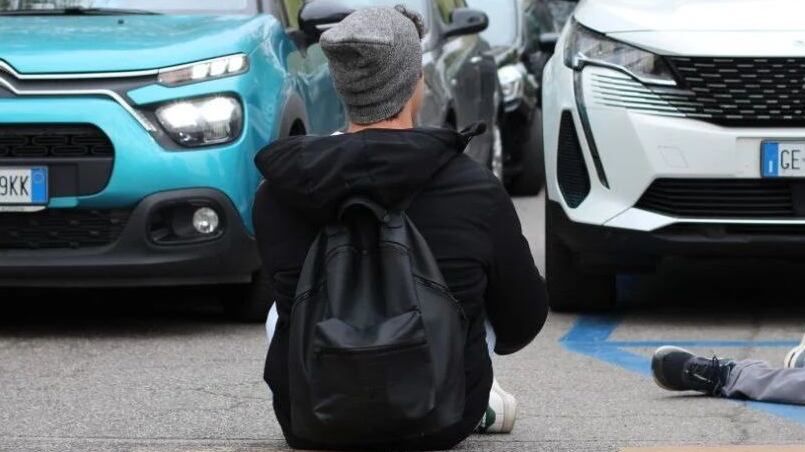 Bloccano il traffico per protesta, ma beccano solo insulti. Ennesima figuraccia di Ultima Generazione