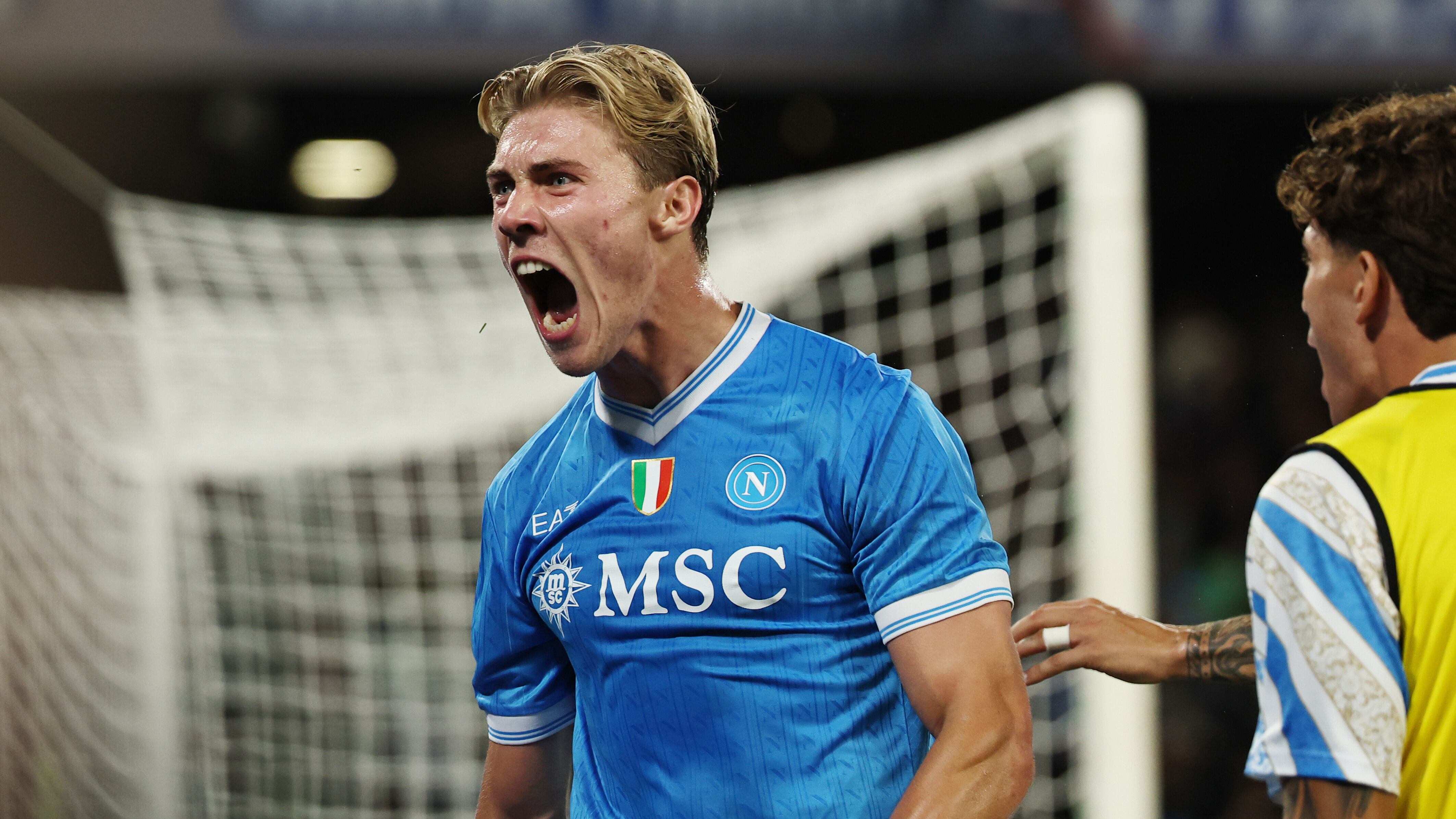 Il Napoli ribalta il Genoa e aggancia la Roma: Hojlund fa volare gli azzurri