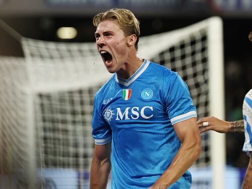 Il Napoli ribalta il Genoa e aggancia la Roma: Hojlund fa volare gli azzurri