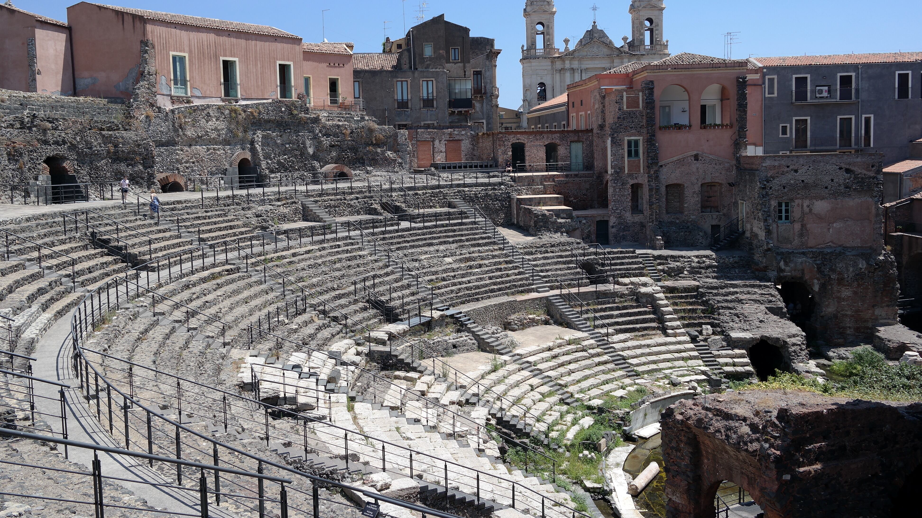 Degrado e rifiuti nell'anfiteatro romano: "I turisti sono inorriditi"
