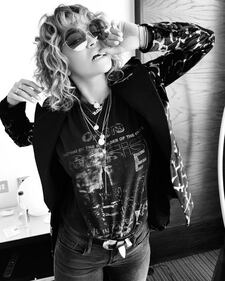 Rita Ora sexy in reggiseno 2