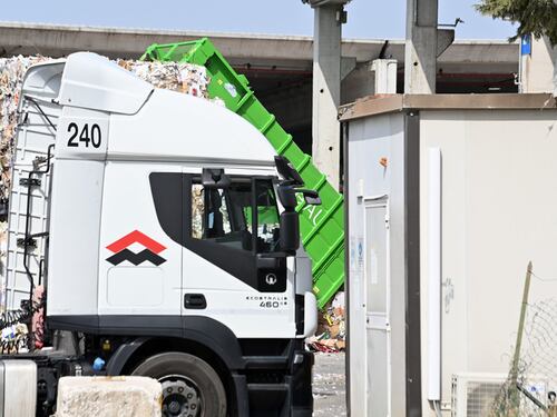 La scoperta choc nel container della carta: trovato un 20enne morto