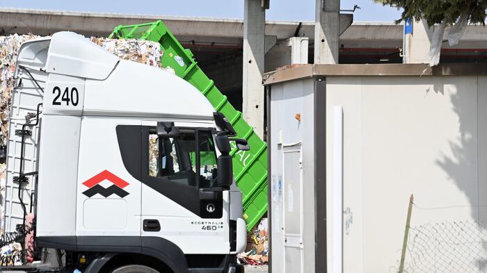 La scoperta choc nel container della carta: trovato un 20enne morto