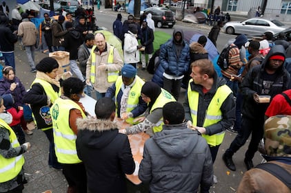 Parigi invasa dai migranti 11