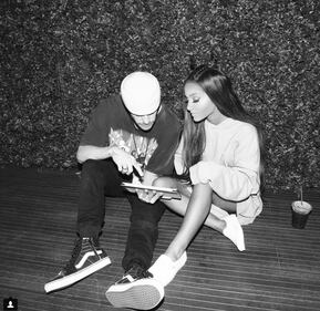 Ariana Grande dimentica troppo spesso i pantaloni 7