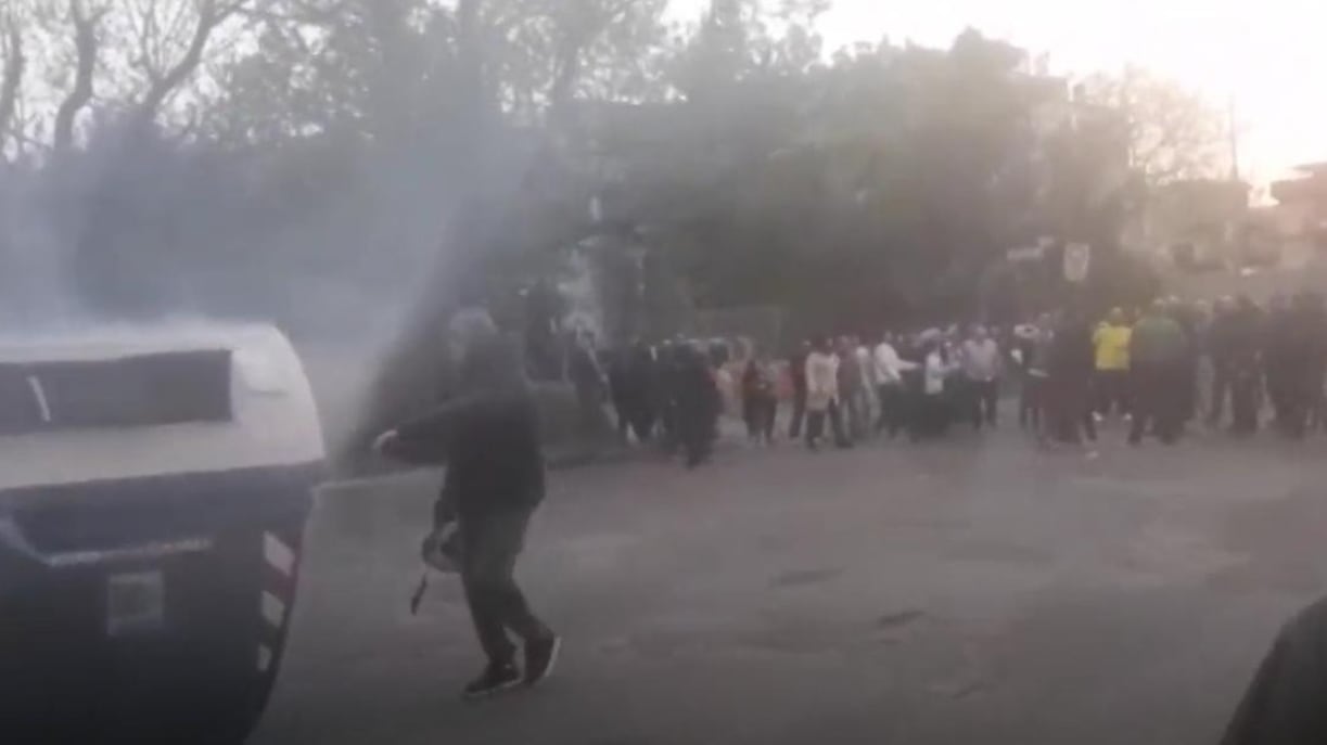 Roma, arrivano i rom nel quartiere e scoppia l'ira dei residenti