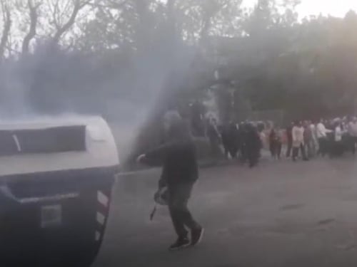 Roma, arrivano i rom nel quartiere e scoppia l'ira dei residenti