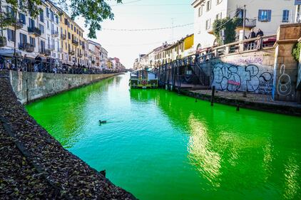 Cop 30, così gli attivisti hanno colorato di verde i Navigli 5