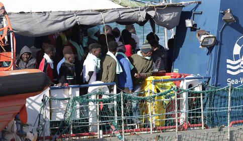 Sea Watch, i migranti arrivano a Catania 6