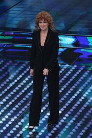 Sanremo 2017, gli outfit sexy della prima serata 33