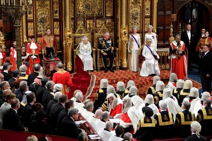 La Regina Elisabetta poco prima del suo discorso al Parlamento inglese 5