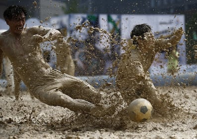 Quattro calci al pallone nel fango a Pechino 3
