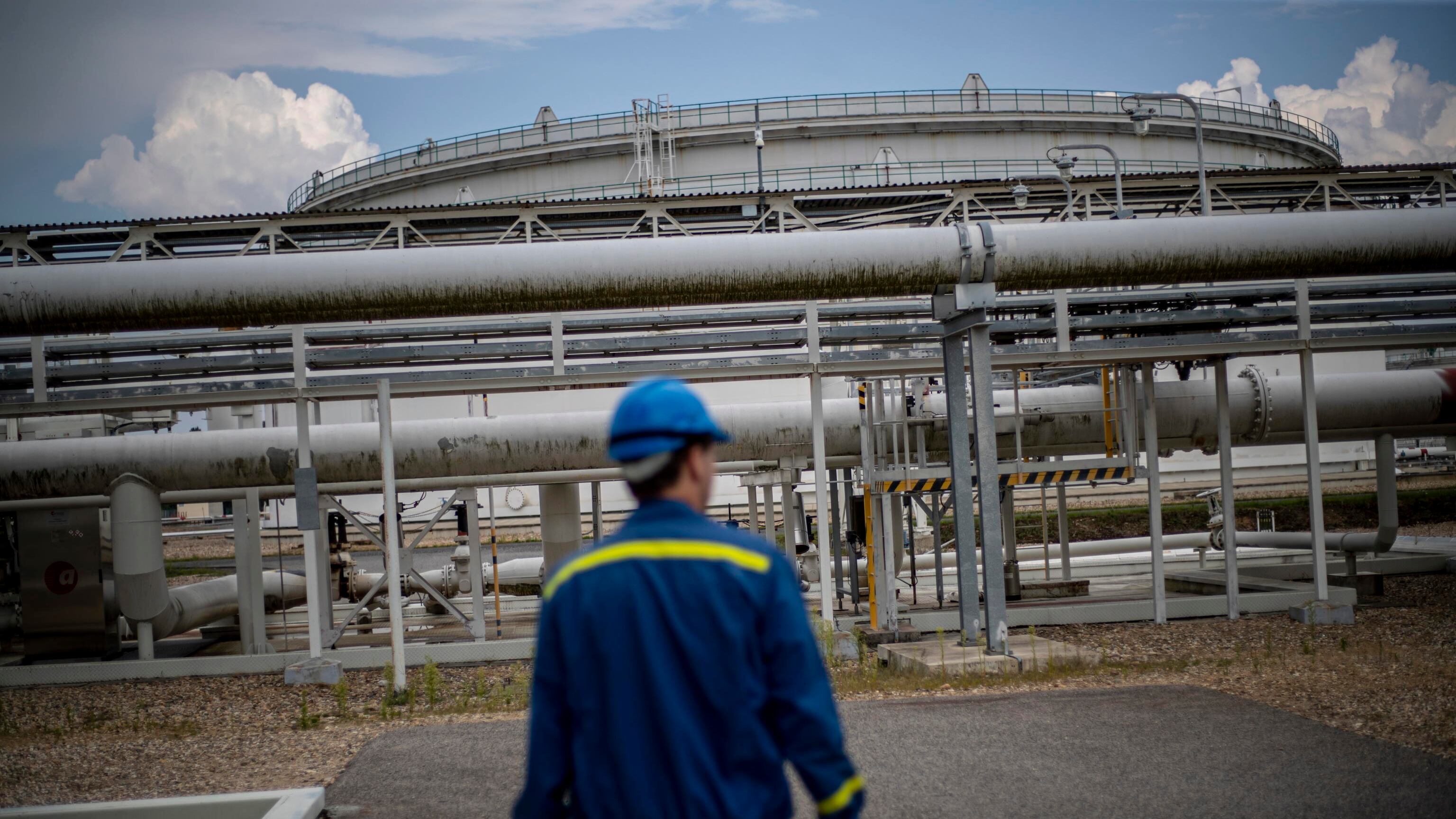 Petrolio, via all'embargo. L'Opec prende tempo: "Produzione invariata"