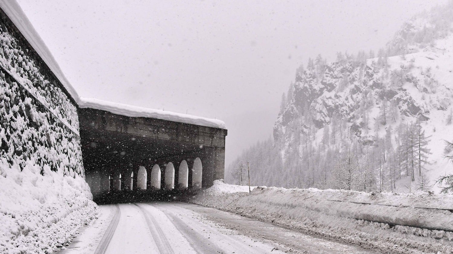 Il gelo siberiano raggiunge l'Italia: neve da Nord a Sud e scuole chiuse