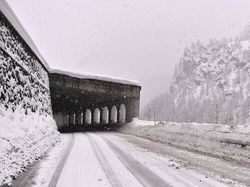 Il gelo siberiano raggiunge l'Italia: neve da Nord a Sud e scuole chiuse