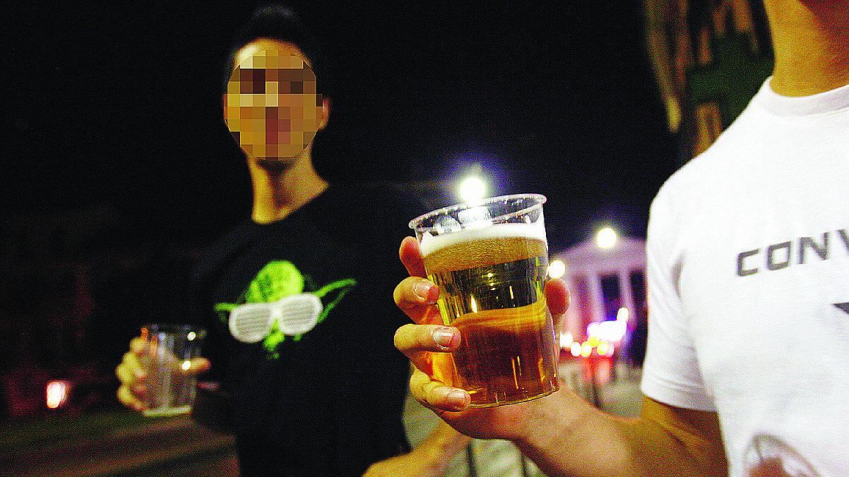 «Ci vietano l'alcol nei locali? Facciamo scorta al discount»