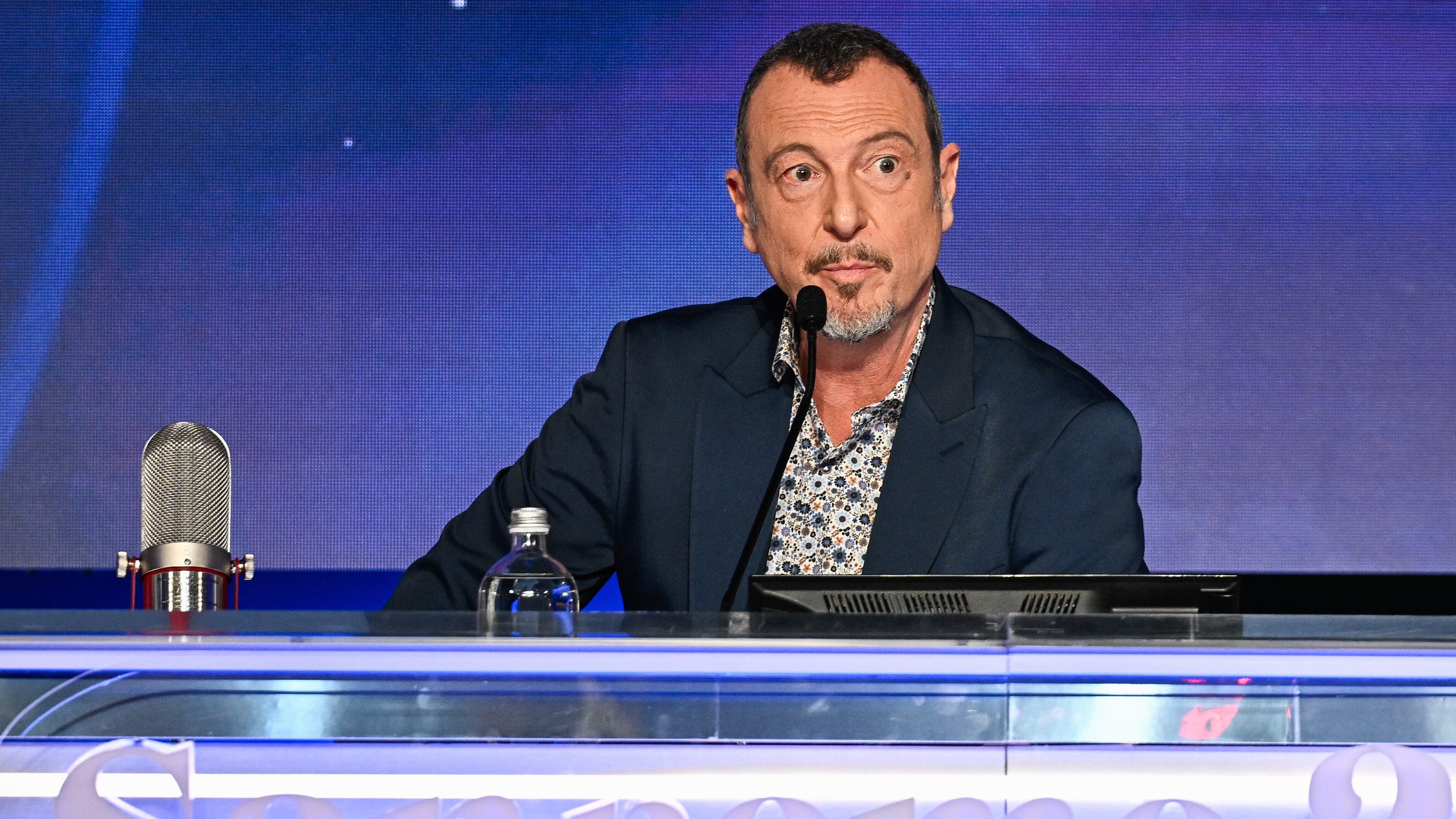 "Sono stronz... Sapeva tutto". L'ira di Amadeus sul caso Travolta