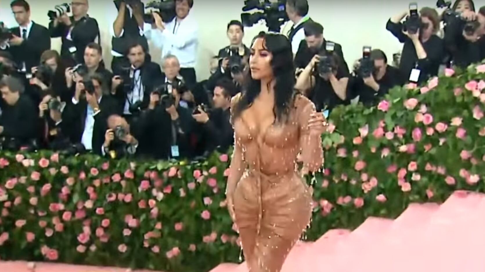 Il fisico a clessidra di Kim Kardashian fa discutere i social