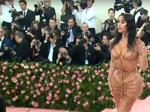 Il fisico a clessidra di Kim Kardashian fa discutere i social