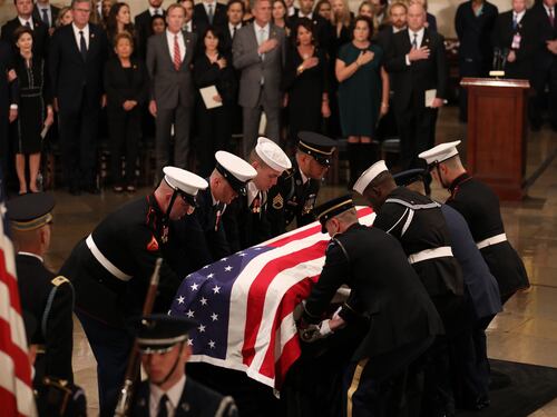 Trump rende omaggio a Bush