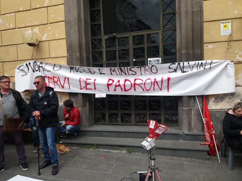 Il sindaco non gli concede la sala per l'assemblea, protestano gli operai a Pomigliano 4