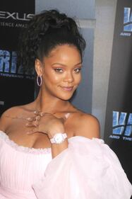 Rihanna, sexy scollatura sul red carpet 8