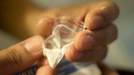 Nigeriana prende per il collo donna perché non le paga la droga