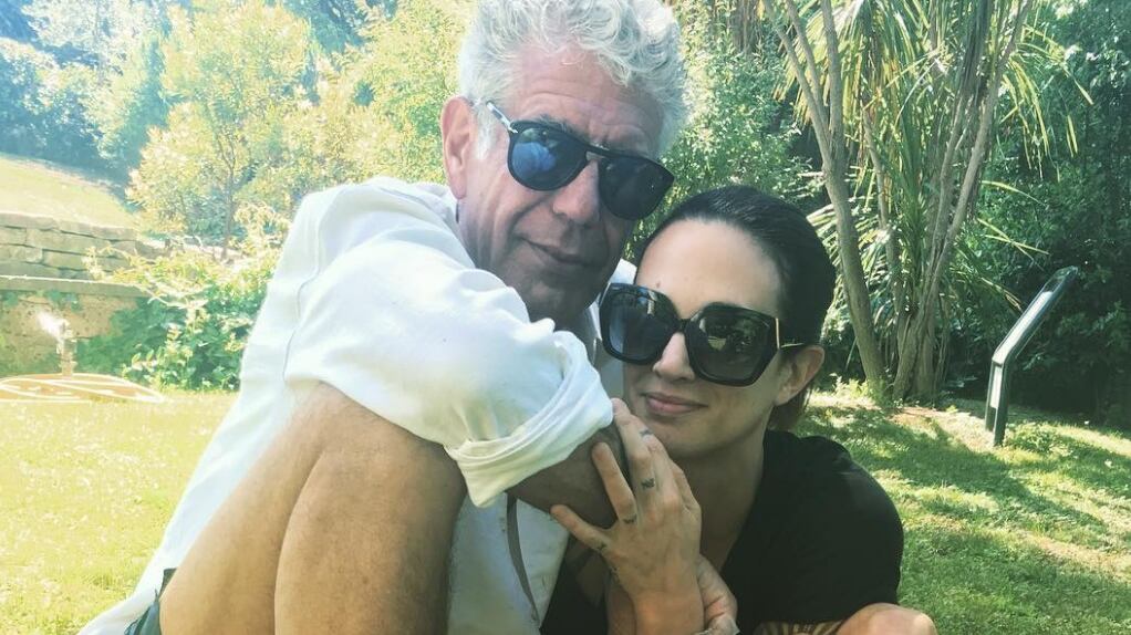 Asia Argento piange chef Bourdain. Gli haters: "Foto con un altro, falsa"