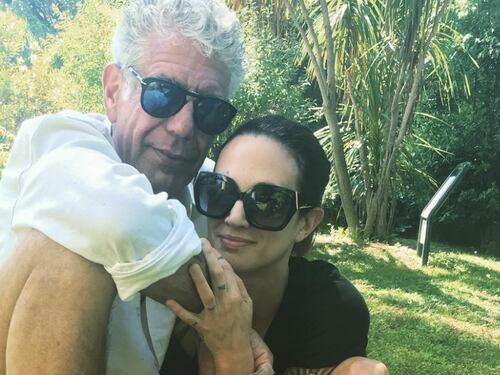 Asia Argento piange chef Bourdain. Gli haters: "Foto con un altro, falsa"