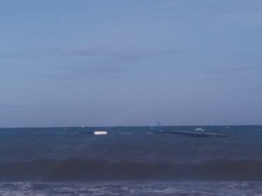 Mondello, si spezza un pontile galleggiante e la spiaggia viene invasa dal polistirolo 4