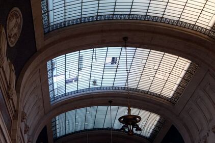 Vento a Milano, si stacca parte del tetto della stazione Centrale 4
