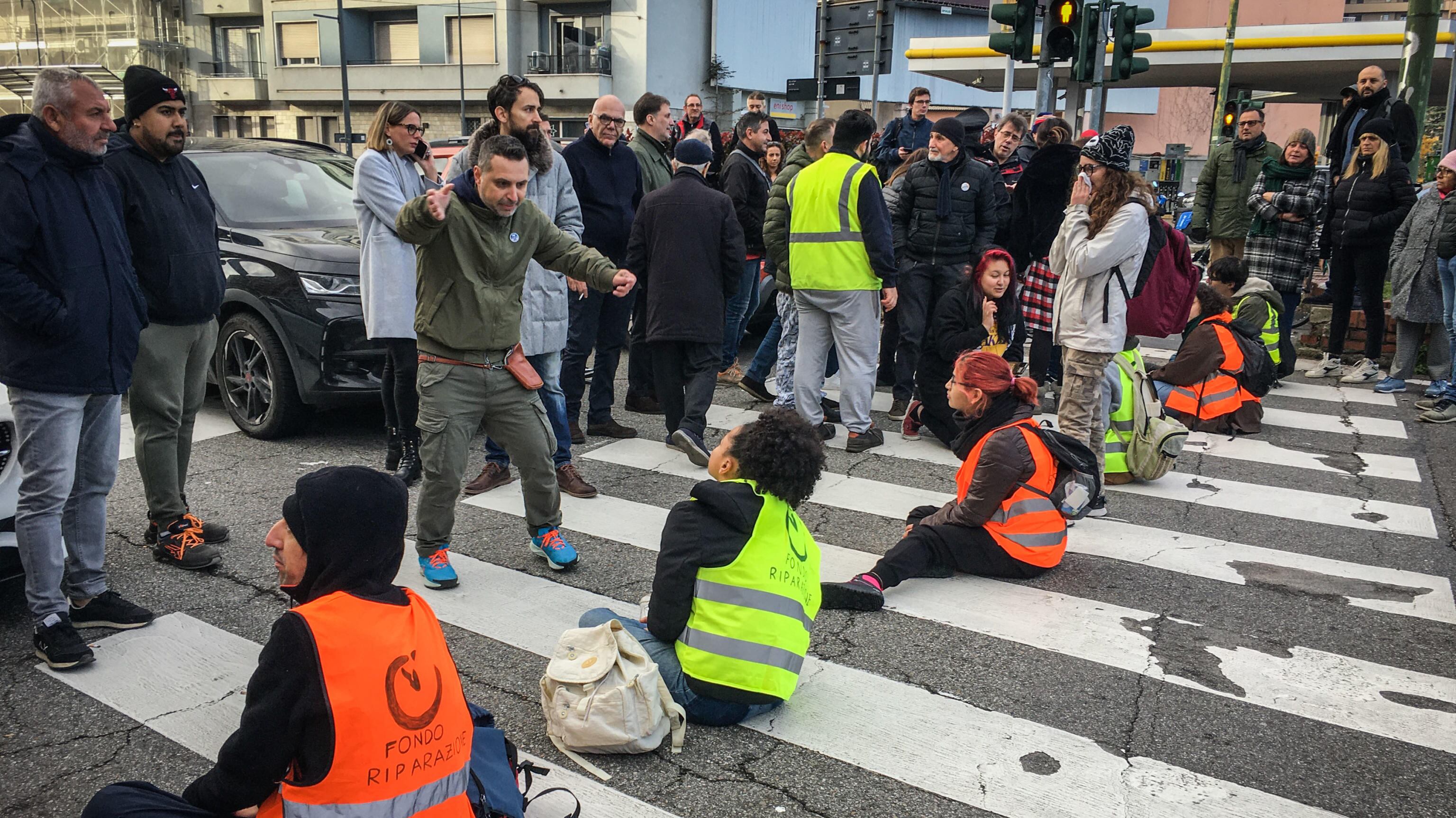 Striscioni strappati, urla, traffico in tilt. Blitz degli ecovandali a Milano