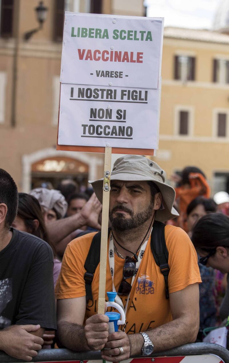 Decreto Vaccini, la protesta dei no-vax davanti a Montecitorio 4
